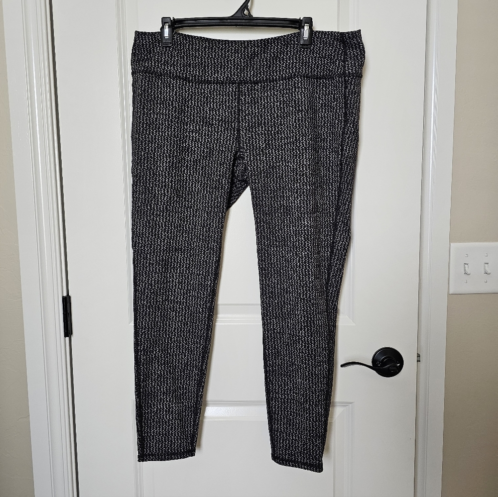 Athleta 1X Black White Zigzag Print Leggings | High Rise Stretchy Fit No 19